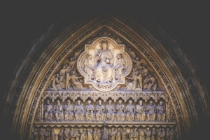 MEDIEVAL LAST NAMES FROM ENGLAND | picture of a stained glass window in a medieval cathedral